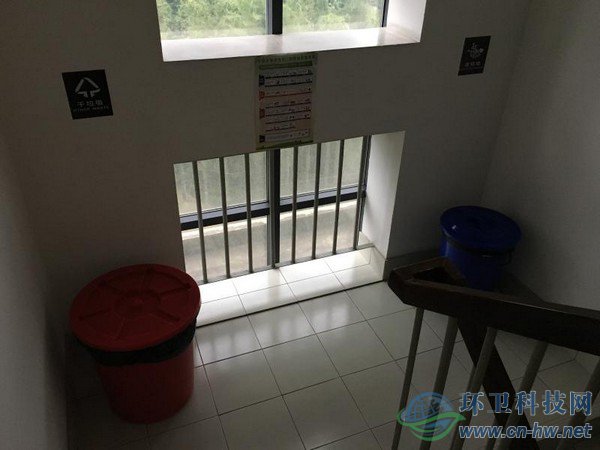嘉年華小區(qū)跨層設分類垃圾桶