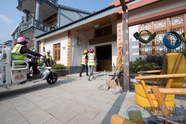 10月31日，在道場(chǎng)鄉(xiāng)紅里山村，保潔員進(jìn)入專門的環(huán)保小屋休息。