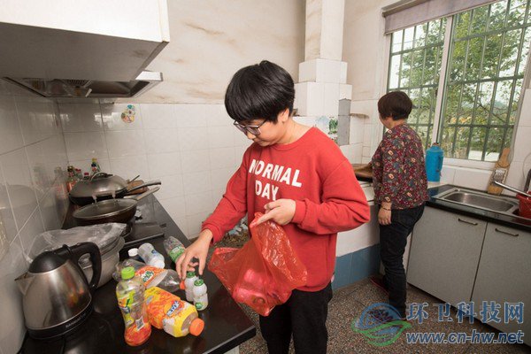 10月30日，在道場(chǎng)鄉(xiāng)錢山下村，村民在家中進(jìn)行垃圾初分初揀。