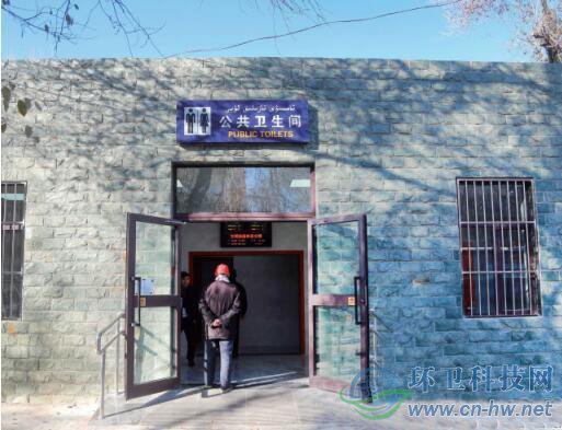 11月6日，南公園門口北側(cè)，改造好的公廁外景。記者喻義昌攝